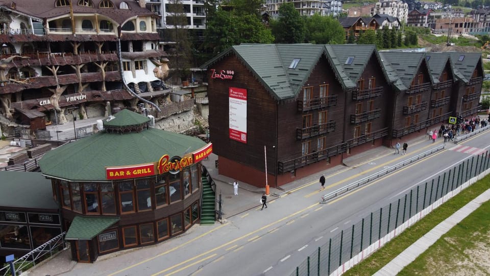 Property building, Day, Neighbourhood, Bird's eye view, City view, Street view, Location