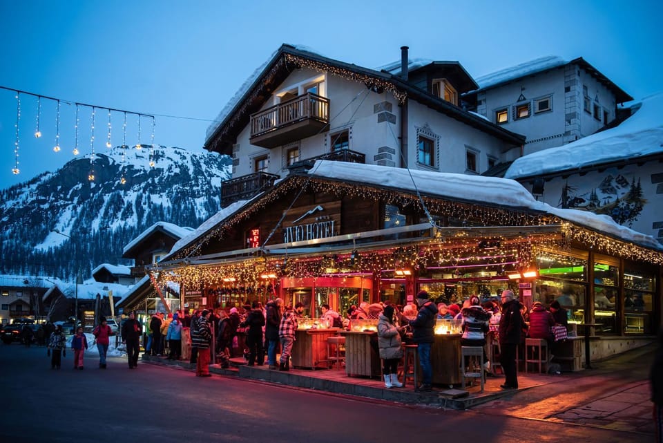 Property building, People, Natural landscape, Winter, Mountain view, group of guests