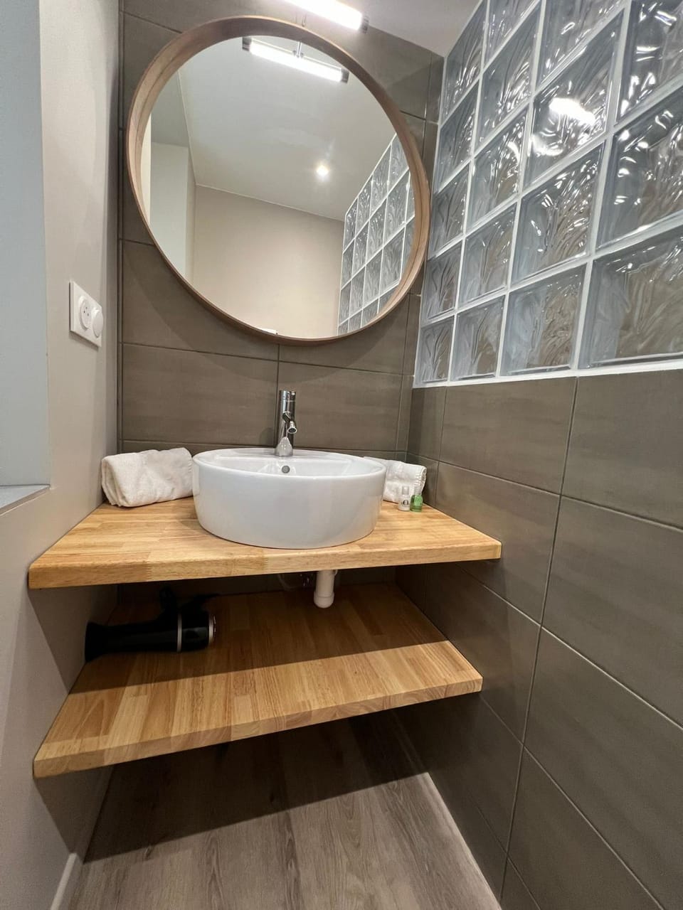 Bathroom, towels