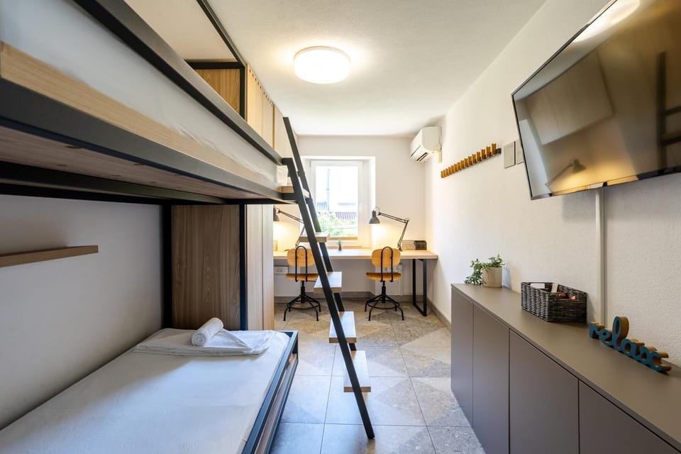 Bed, TV and multimedia, Photo of the whole room, Decorative detail, Bedroom, bunk bed, heating, internet, towels, air conditioner