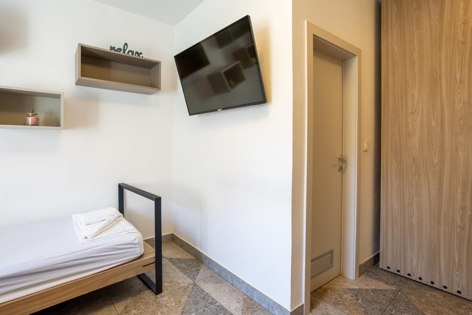 Bed, TV and multimedia, Photo of the whole room, Decorative detail, Bedroom, heating, internet, wardrobe, air conditioner