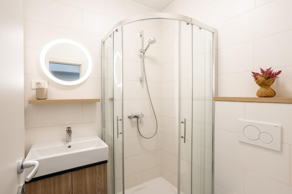 Shower, Toilet, Bathroom, Decorative detail, heating, towels