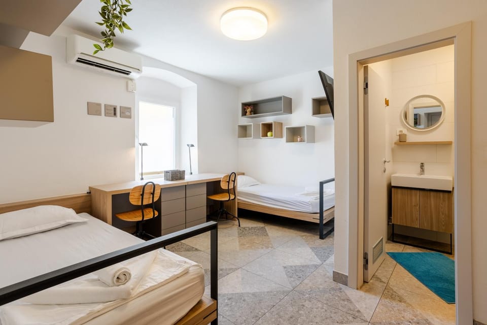 Bed, Bathroom, TV and multimedia, Photo of the whole room, Decorative detail, Bedroom, internet, towels, air conditioner