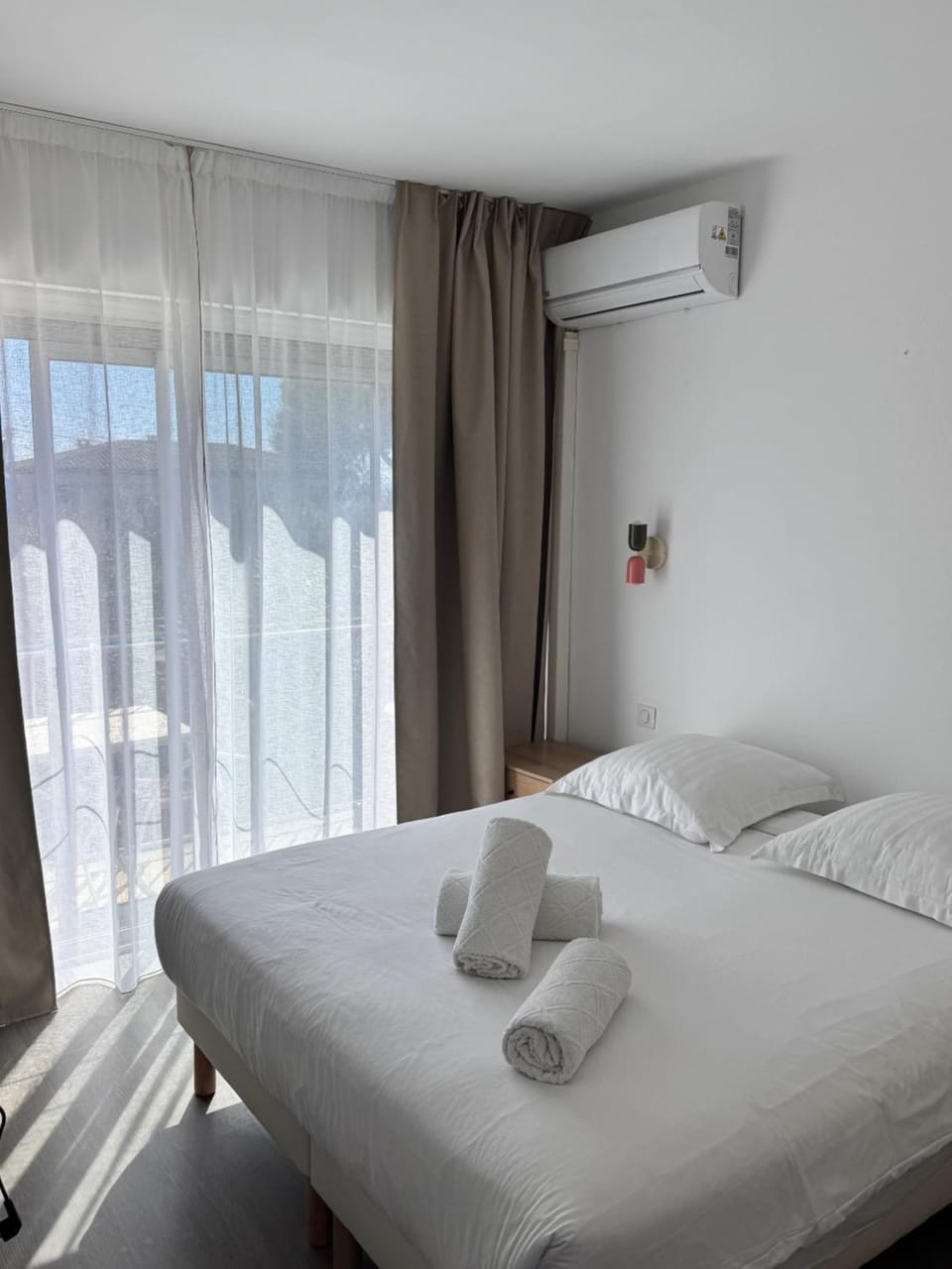 Bed, Bedroom, towels, air conditioner