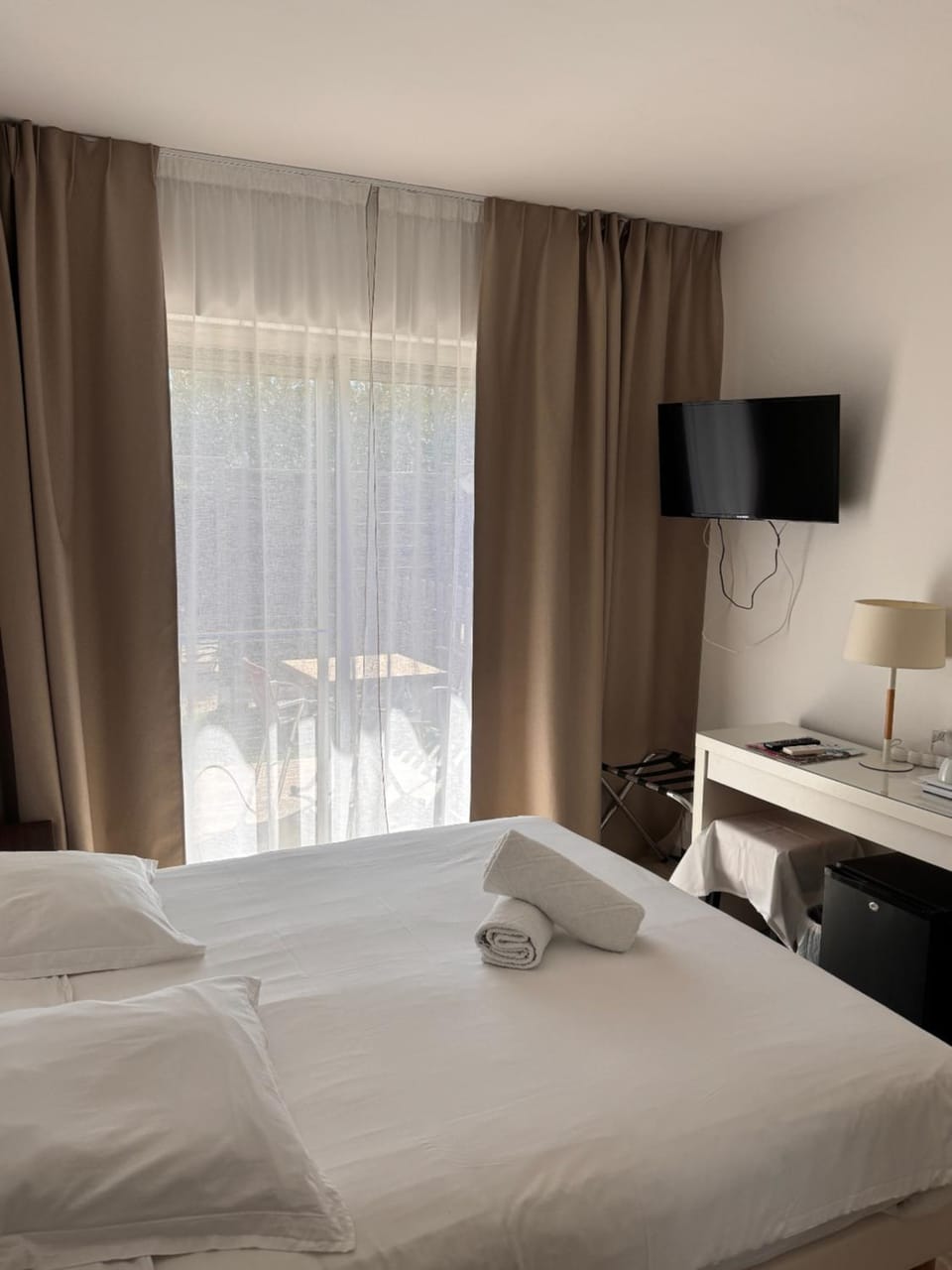 Bed, TV and multimedia, Photo of the whole room, Bedroom