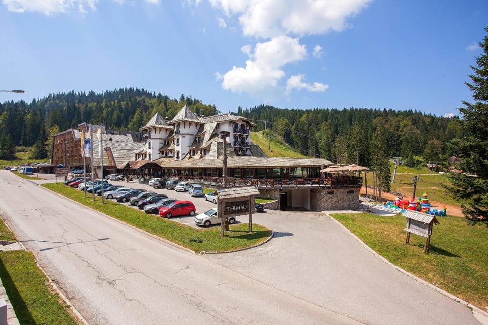 Property building, Off site, Day, Neighbourhood, Natural landscape, Summer