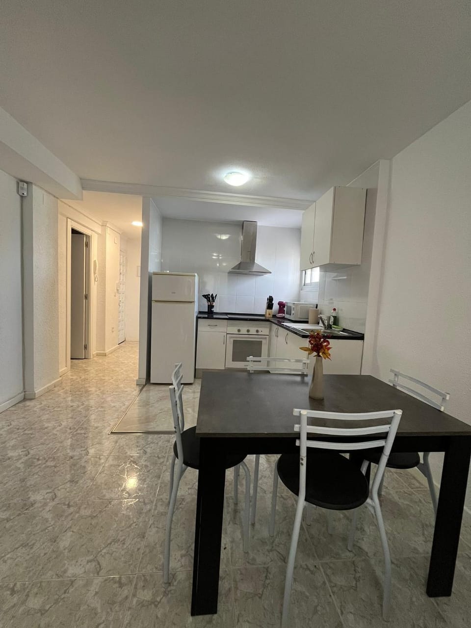 Kitchen or kitchenette, Dining area