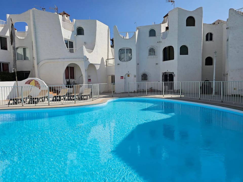 Swimming pool, sunbed