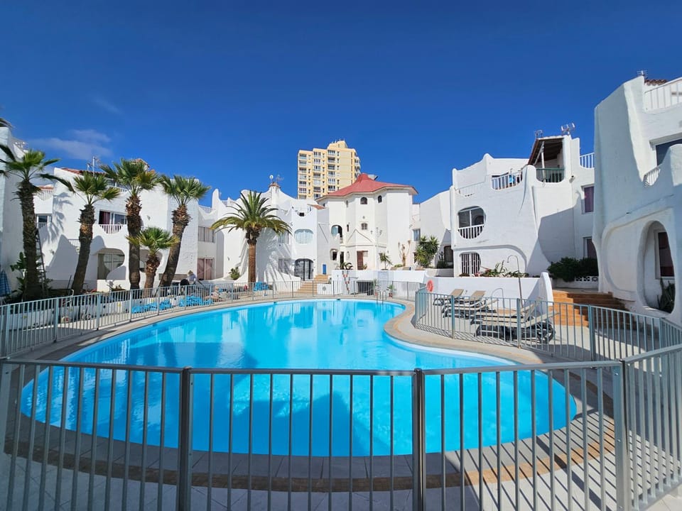 Swimming pool, sunbed