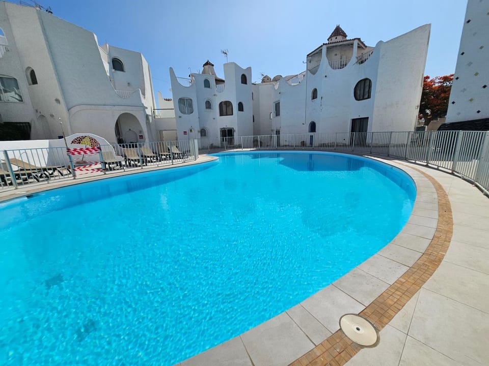 Swimming pool, sunbed