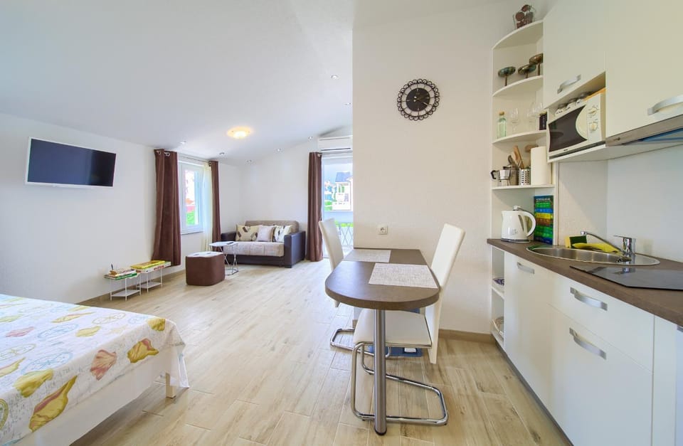 TV and multimedia, Kitchen or kitchenette, Living room, Seating area, Dining area, Bedroom