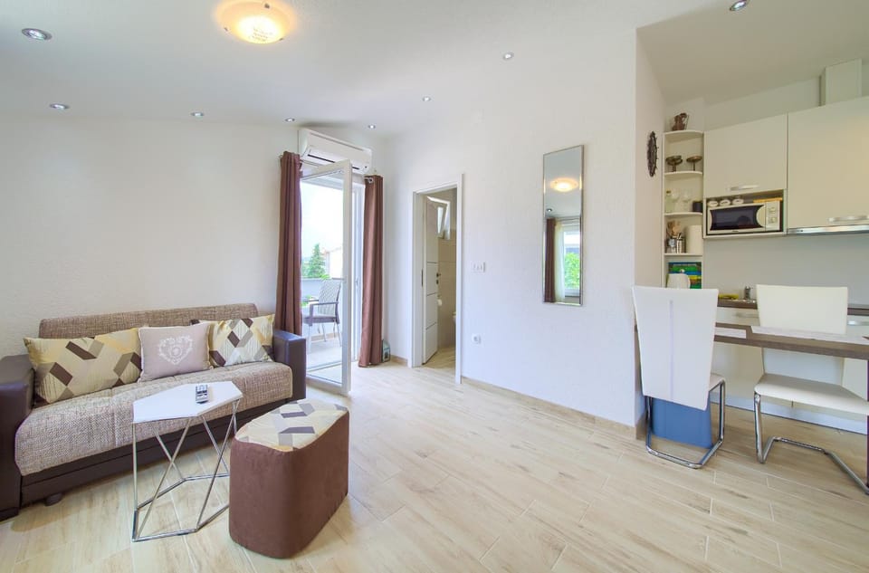 Kitchen or kitchenette, Living room, Seating area, Dining area