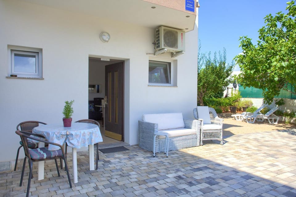 Property building, Patio, Facade/entrance, Seating area, Garden view
