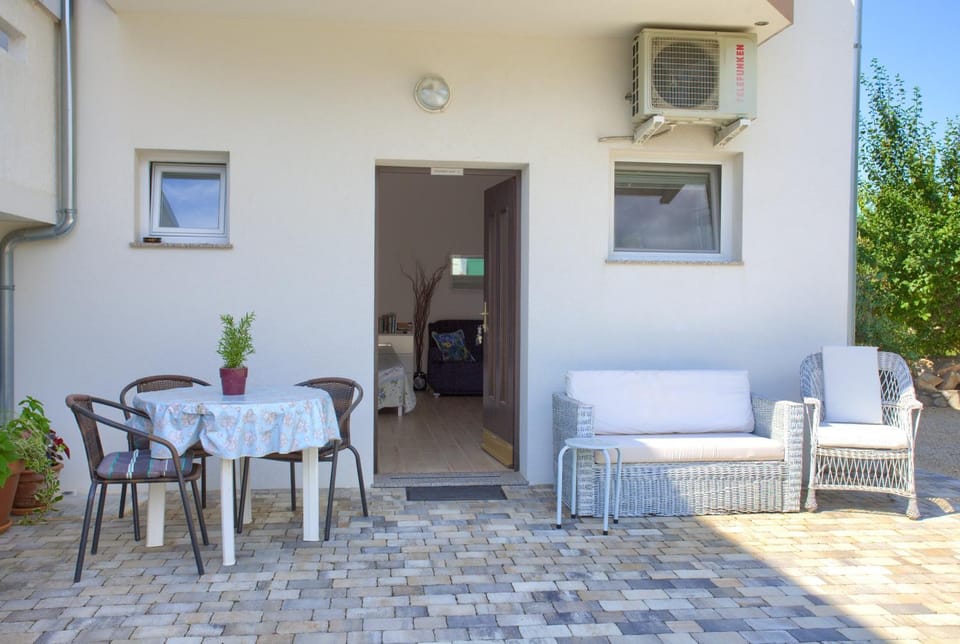 Patio, Seating area