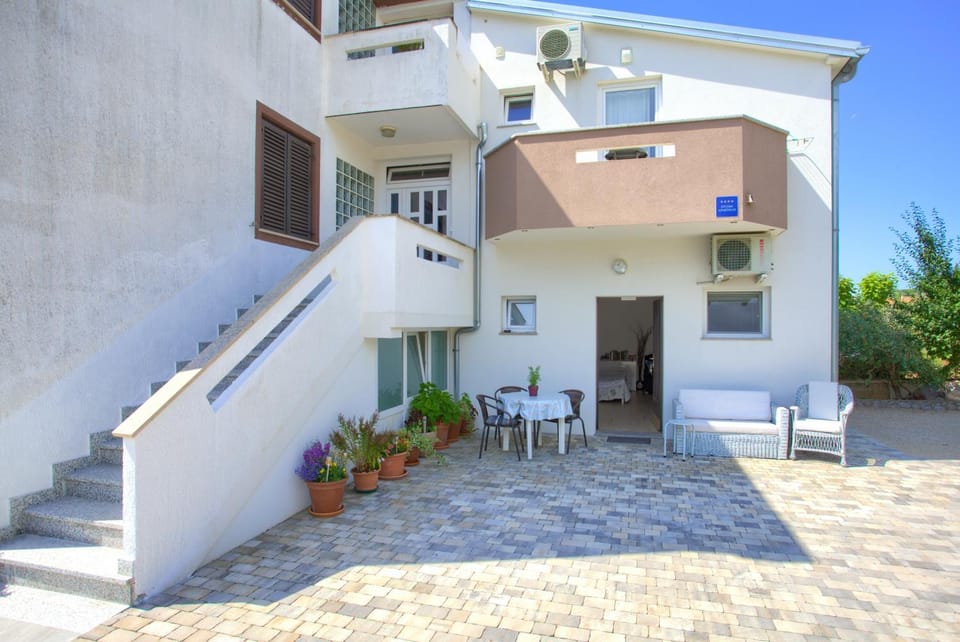 Property building, Patio, Facade/entrance, Seating area