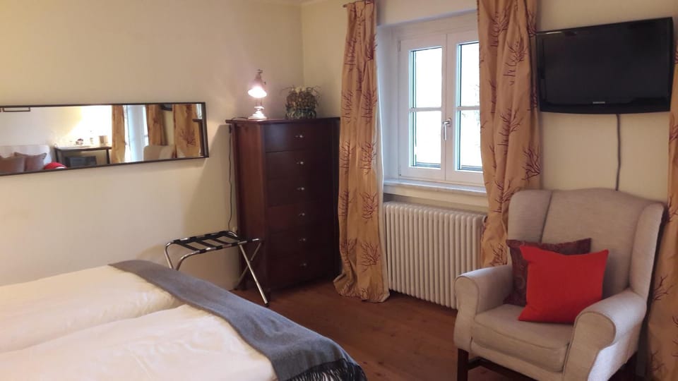 Photo of the whole room, Decorative detail