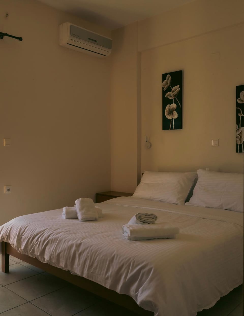 Bed, Photo of the whole room, Bedroom, towels, air conditioner