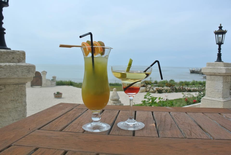 Patio, Lounge or bar, Alcoholic drinks
