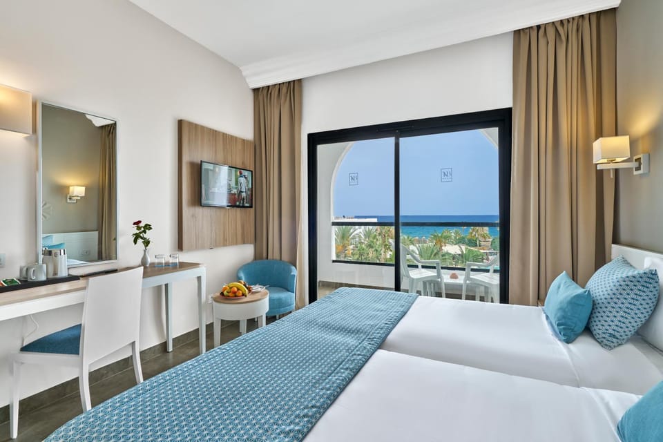 Photo of the whole room, Bedroom, Sea view