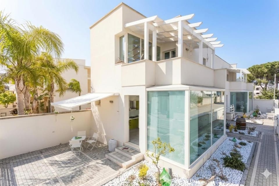 Balcony/Terrace, Street view