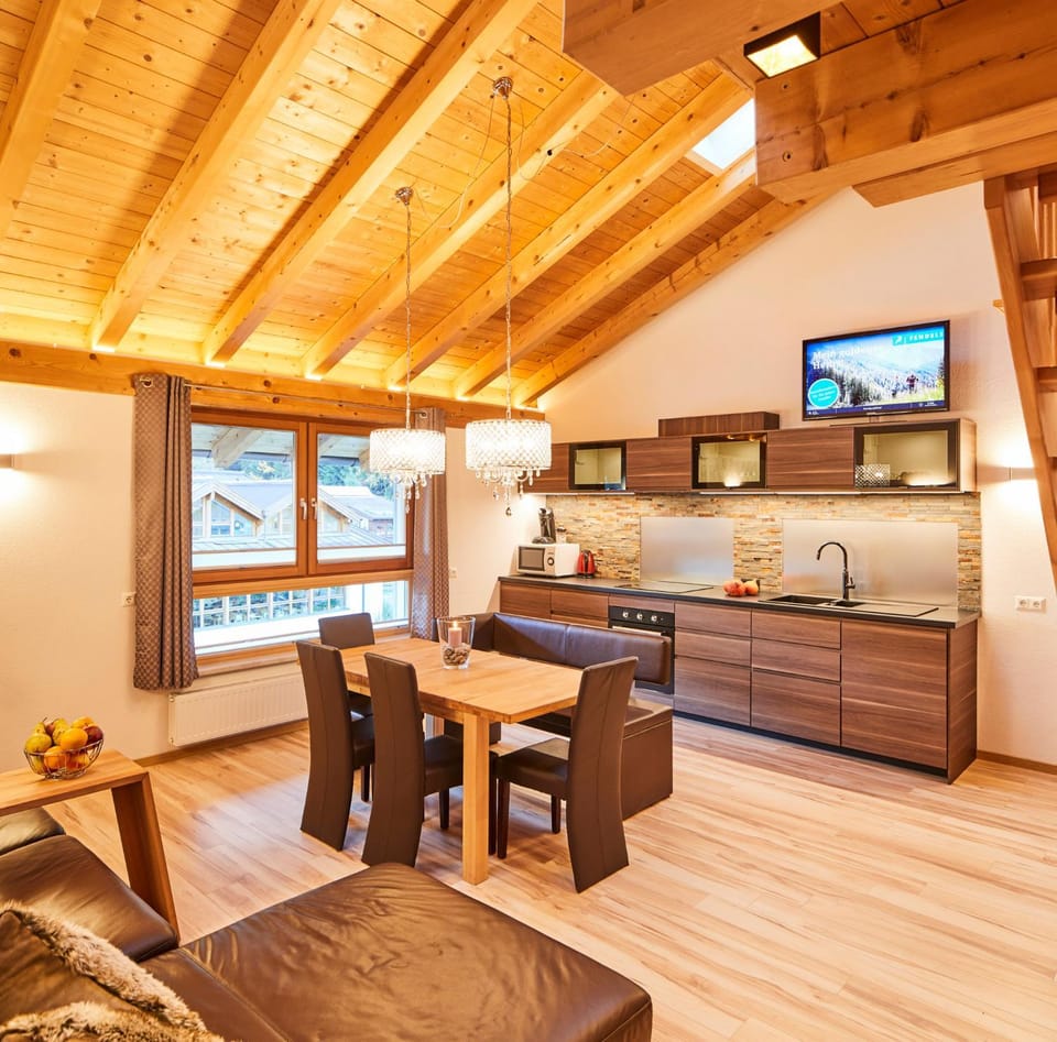 TV and multimedia, Kitchen or kitchenette, Living room, Seating area, Dining area, Mountain view