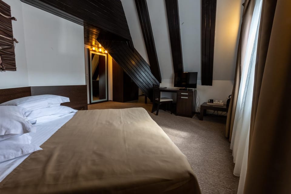 Bed, TV and multimedia, Photo of the whole room, Bedroom