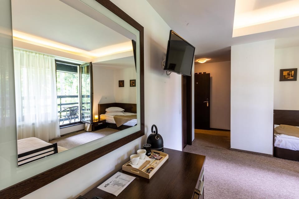 Bed, TV and multimedia, Photo of the whole room, Bedroom, towels, wardrobe