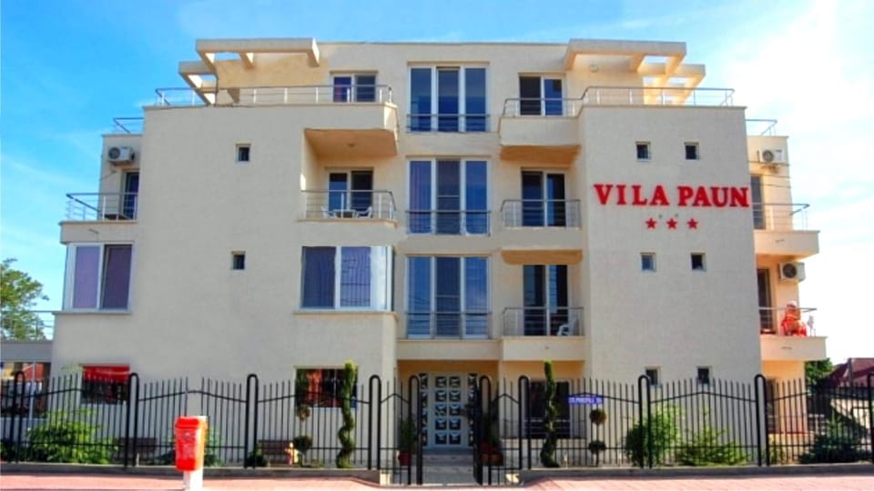 Property building, Facade/entrance, Day