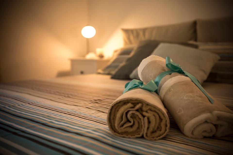Bed, Photo of the whole room, Bedroom, towels