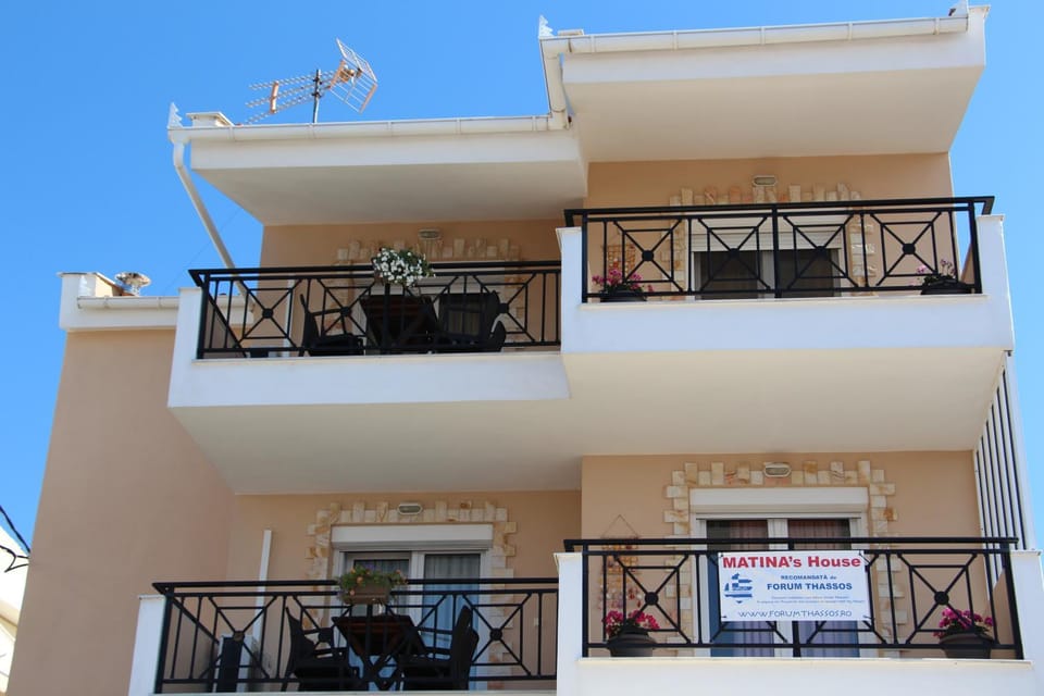 Property building, Facade/entrance, Property logo or sign, Balcony/Terrace, Street view