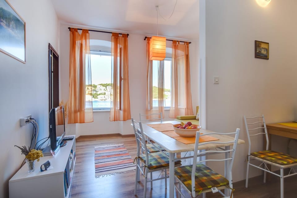 TV and multimedia, Kitchen or kitchenette, Living room, Seating area, Dining area, City view, Sea view