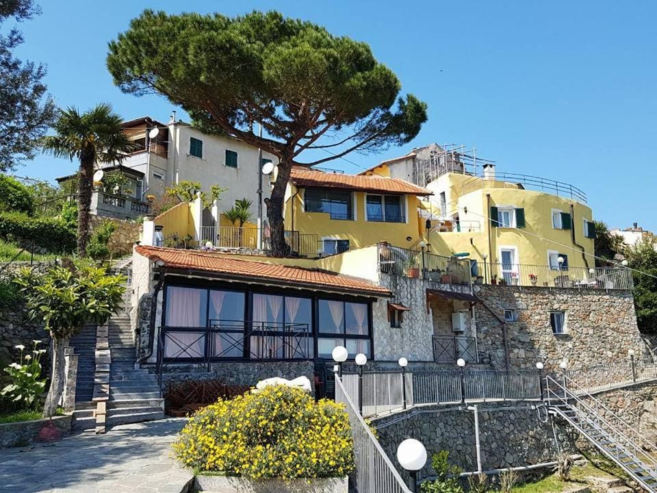 Sol y Ombra House in Liguria