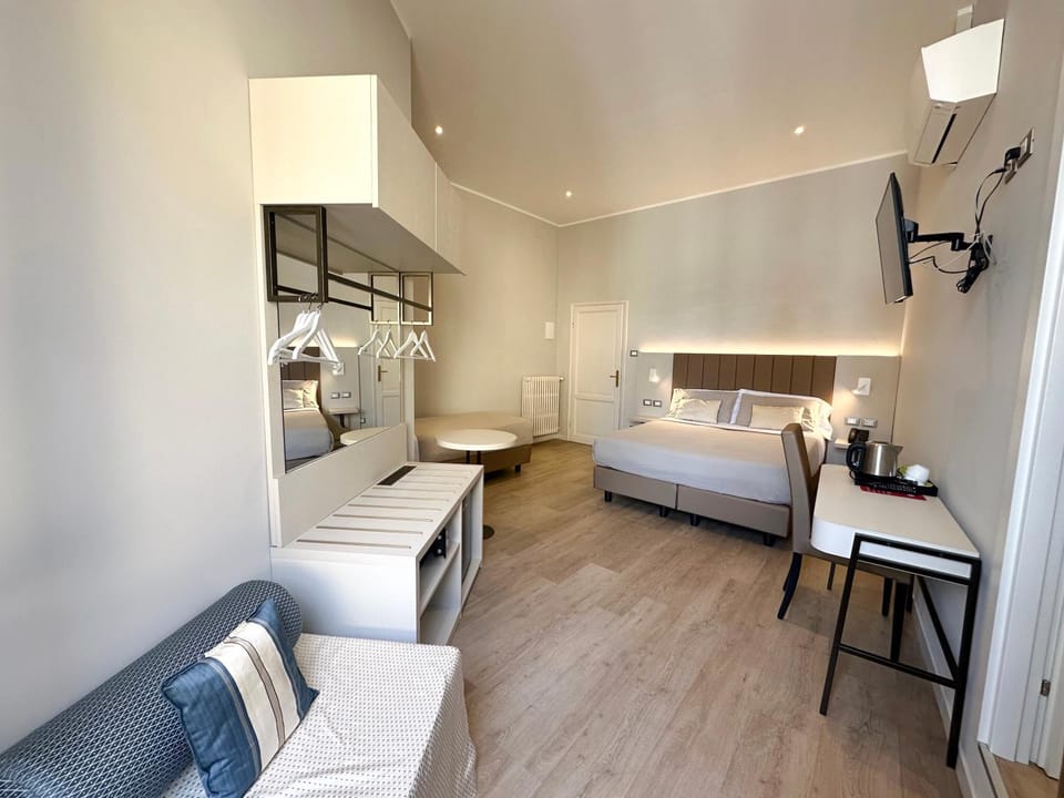 Bed, TV and multimedia, Coffee/tea facilities, Photo of the whole room, Bedroom, wardrobe