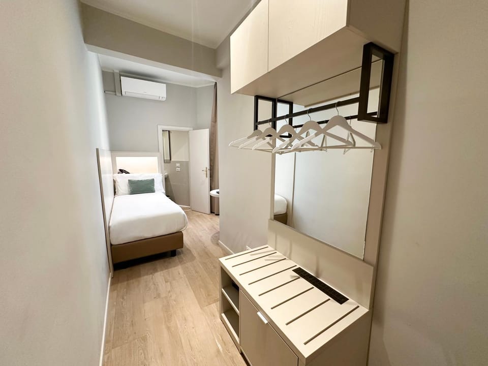 Photo of the whole room, Bedroom, wardrobe, air conditioner