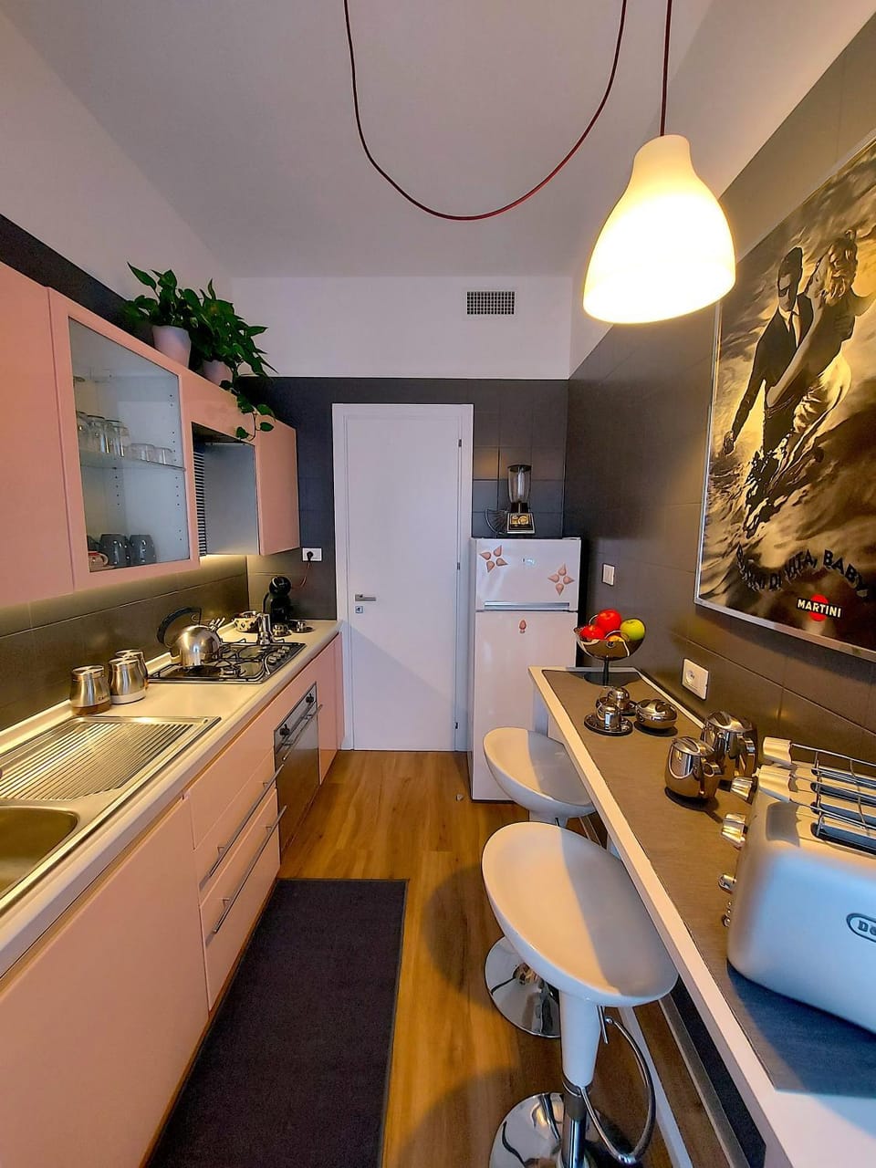 Coffee/tea facilities, Balcony/Terrace, Food, Landmark view, Breakfast, Lunch, furniture, internet, locker, microwave, minibar, stove, toaster, kitchen, air conditioner