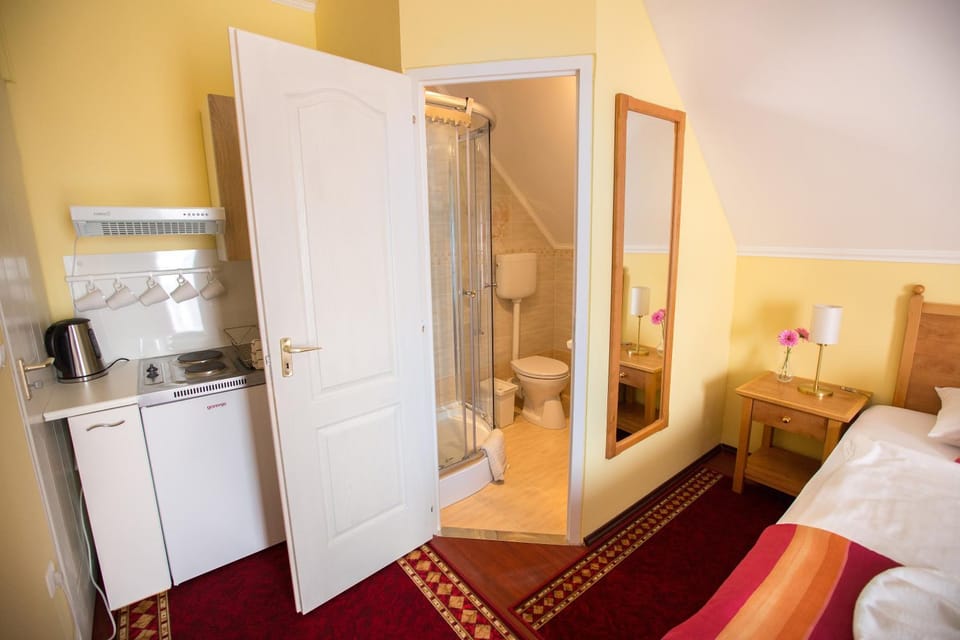 Bathroom, Coffee/tea facilities, Dining area, Bedroom