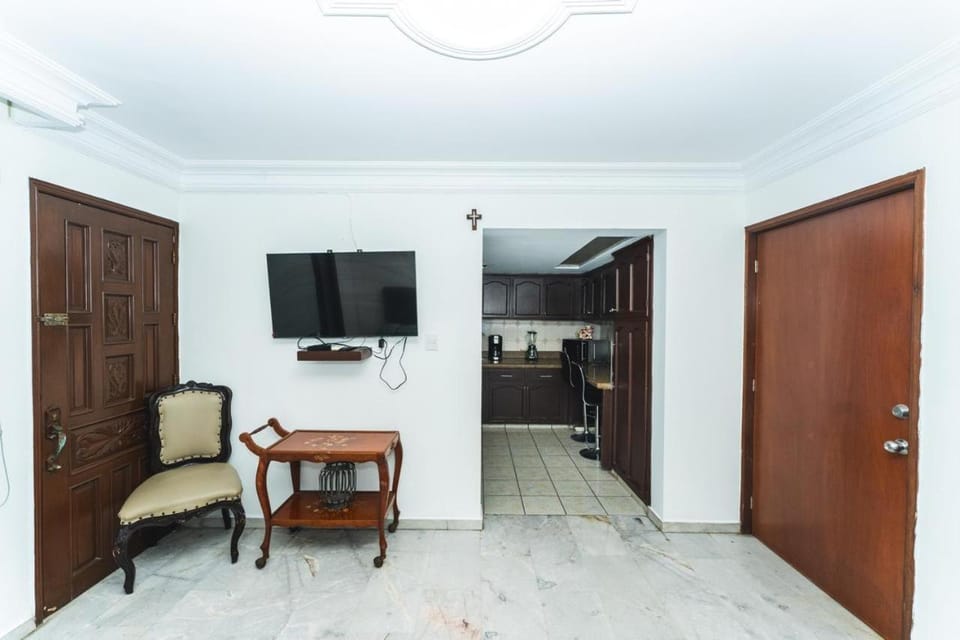 Communal lounge/ TV room, TV and multimedia, Kitchen or kitchenette, Living room, Seating area, Dining area, Evening entertainment, minibar, oven, wardrobe
