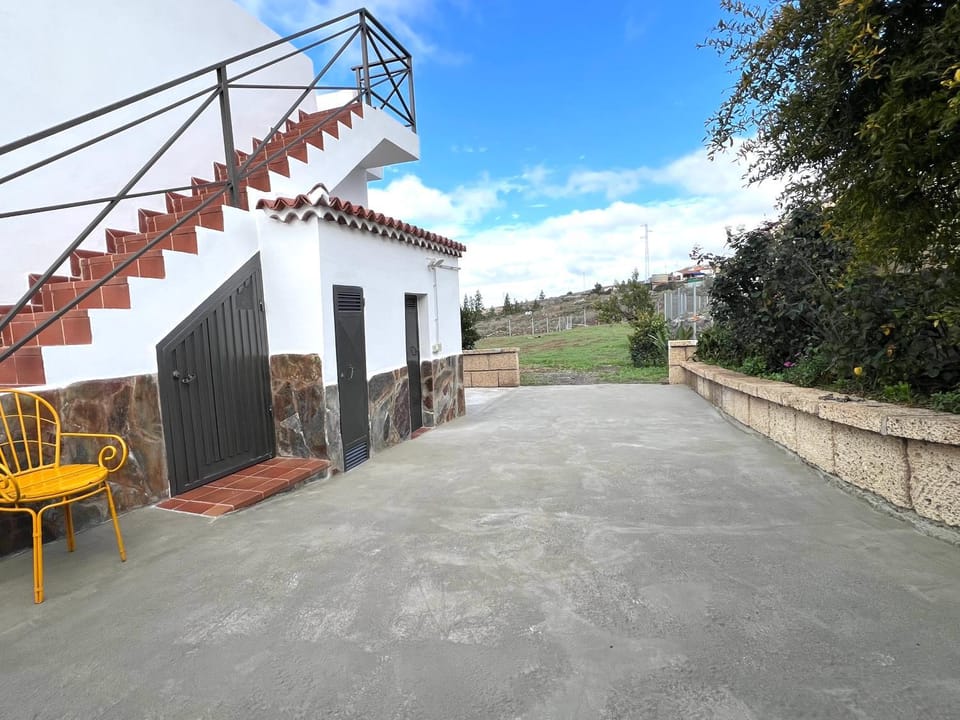 Property building, Patio, Day, Garden, View (from property/room), Parking