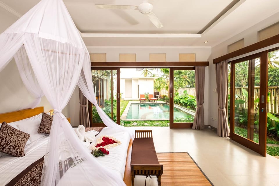 View (from property/room), Photo of the whole room, Bedroom, Swimming pool, sunbed