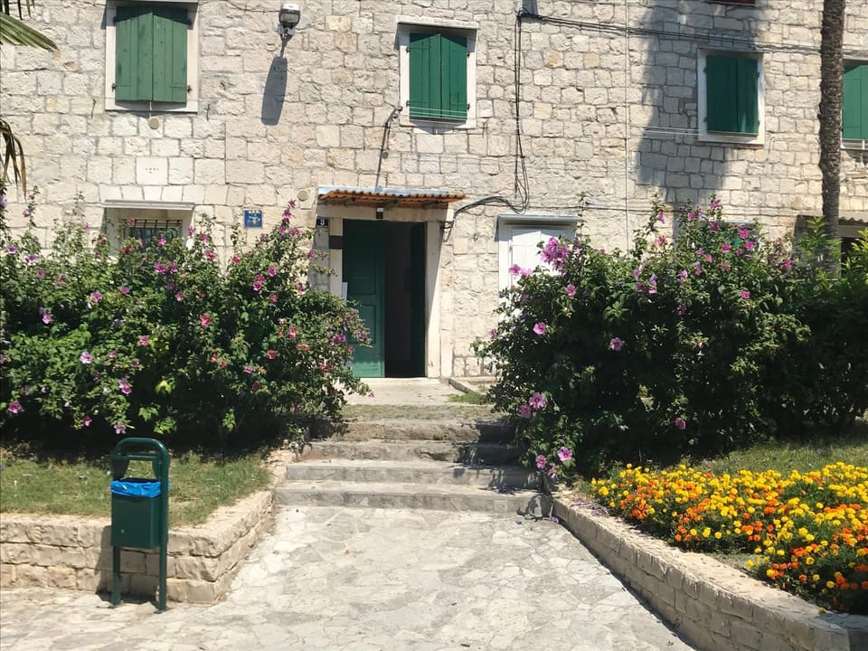 Patio, Facade/entrance