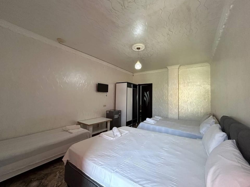 Bed, TV and multimedia, Photo of the whole room, Bedroom, towels
