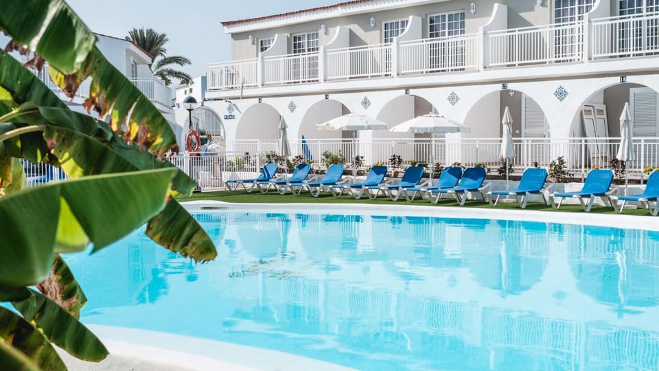 Pool view, Swimming pool, sunbed