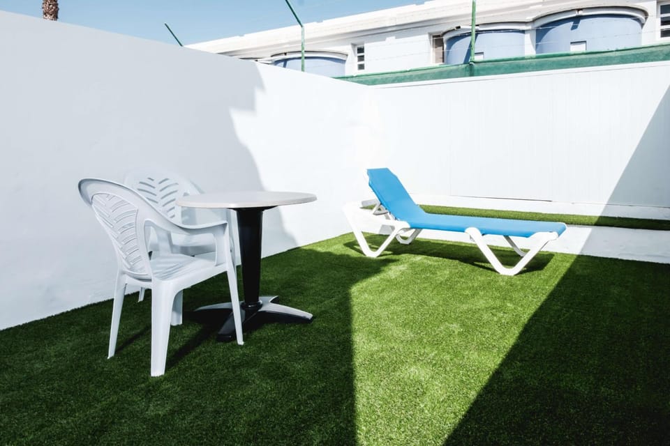 Patio, Day, sunbed