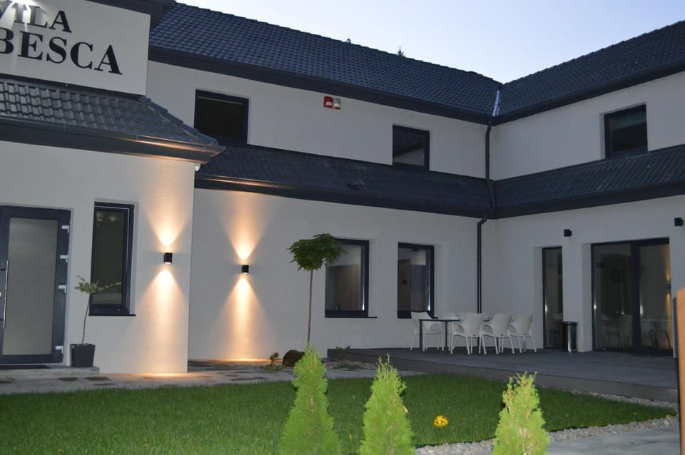 Property building, Facade/entrance, Garden