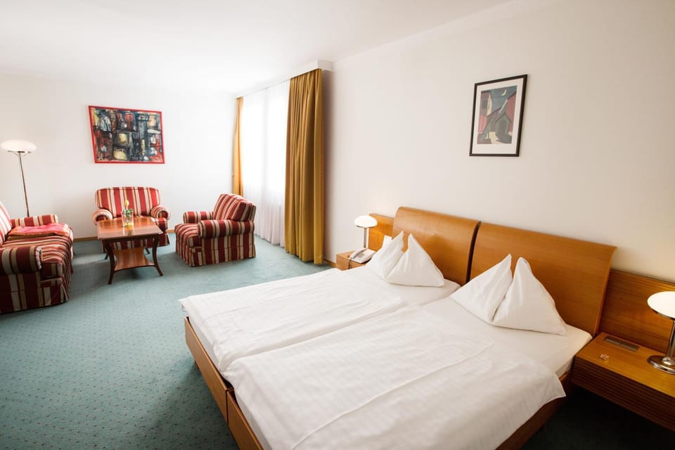 Bed, Seating area