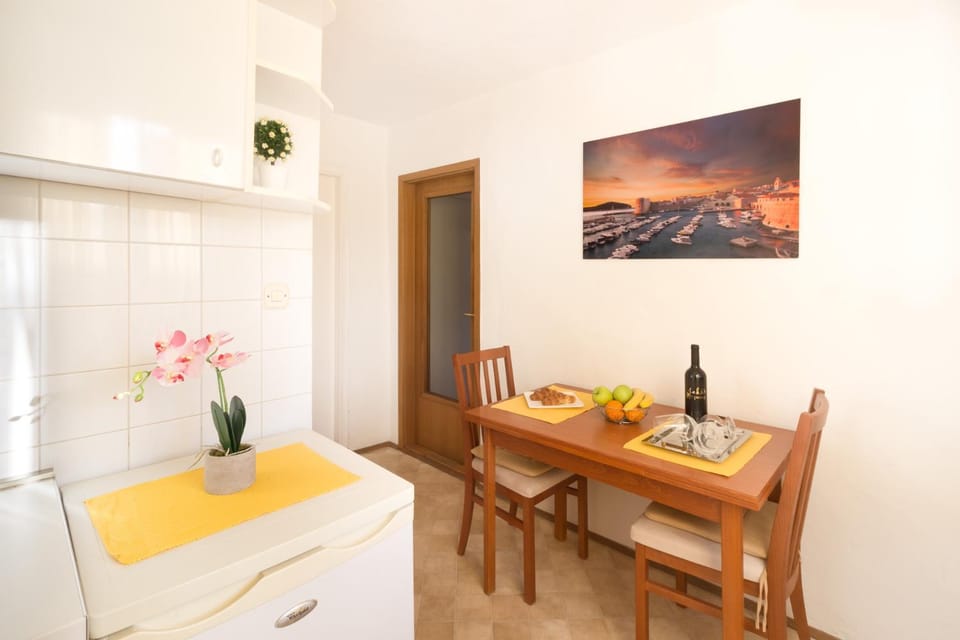 Kitchen or kitchenette, Dining area