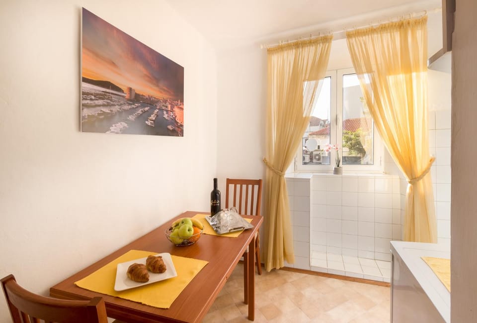 Kitchen or kitchenette, Seating area, Dining area