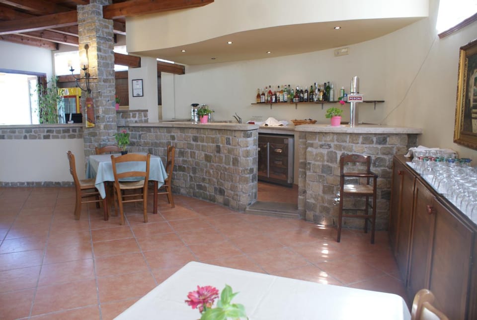 Kitchen or kitchenette, Food and drinks, Dining area, Drinks, Internal: Not applicable to any particular room