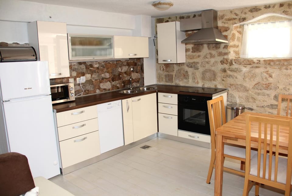 Communal lounge/ TV room, Coffee/tea facilities, Kitchen or kitchenette, Living room, Seating area, Dining area, Communal kitchen, Area and facilities, dishwasher, heating, internet, microwave, oven, stove, toaster, air conditioner