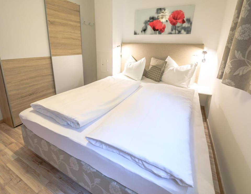 Bed, Photo of the whole room, Decorative detail, Bedroom